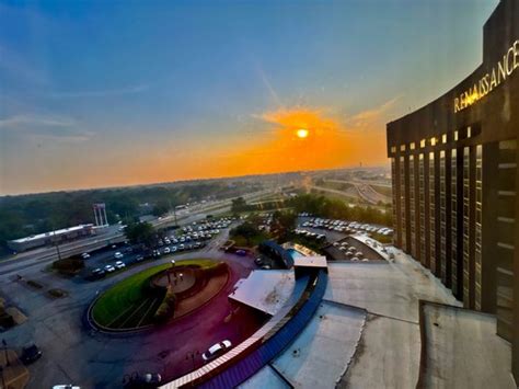 renaissance hotel stl airport parking.